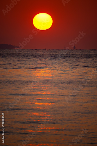 周防灘と山陽小野田の岬の上に昇った朝日20240310-1 photo