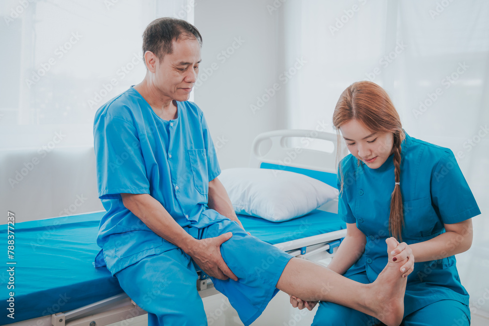 Obraz premium Asian female physiotherapist helping senior older woman stretching hamstring, Rehabilitation physiotherapy, elderly. Causes knee pain, swelling, redness, stiffness in knee, clunking noise in knee.