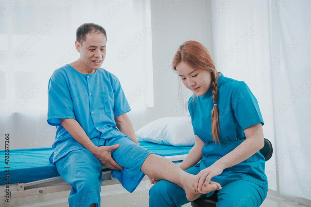 Obraz premium Asian female physiotherapist helping senior older woman stretching hamstring, Rehabilitation physiotherapy, elderly. Causes knee pain, swelling, redness, stiffness in knee, clunking noise in knee.