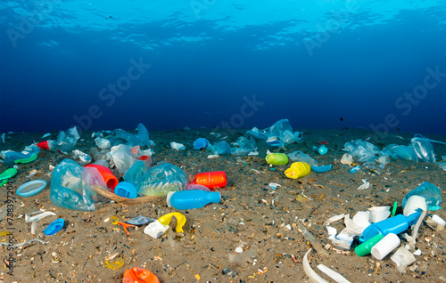 Plastikmüll auf dem Meeresgrund photo