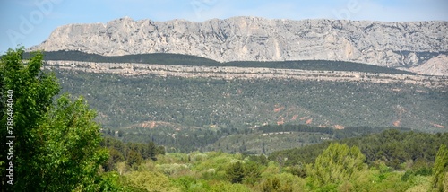 La montagne Sainte-Victoire (région Provence-Alpes-Côte-d'azur)