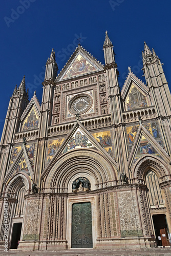 Orvieto, il Duomo di Orvieto fra la strade, vicoli e case della città antica, Terni - Umbria	 photo