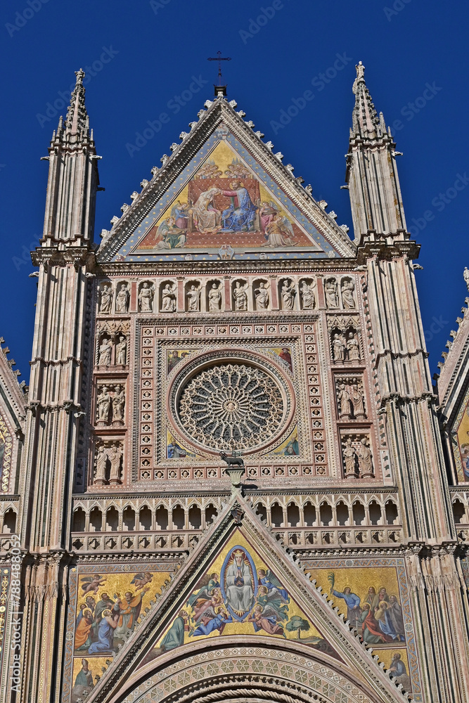 Fototapeta premium Orvieto, il Duomo di Orvieto fra la strade, vicoli e case della città antica, Terni - Umbria 