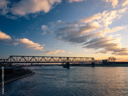 Most na Renie w Duisburgu o złotej godzinie zachodzącego słońca. © Bartosz