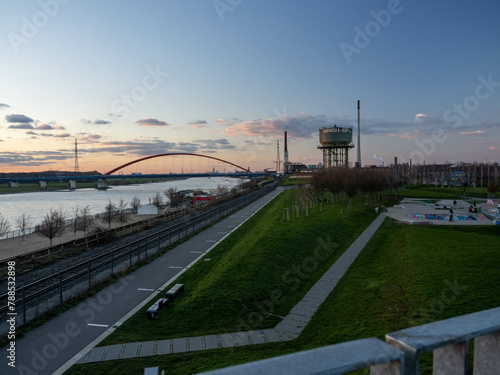 Widok na most na Renie i Rheinpark w Duisburgu o zachodzie słońca © Bartosz