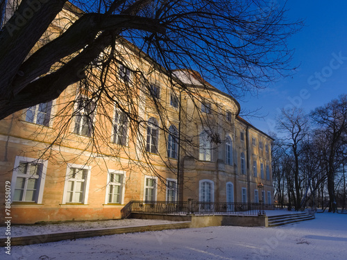 Pałac w Pawłowicach zimą w słoneczny dzień