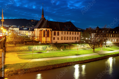 Blick auf das abendlich beleuchtete Bernkastel-Kues in Rheinland-Pfalz