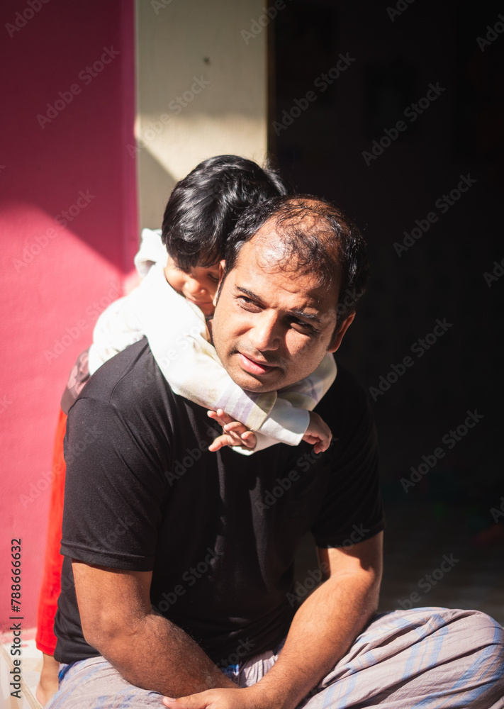 Φωτογραφία South asian young father having fun with his little baby girl in a sunny morning
