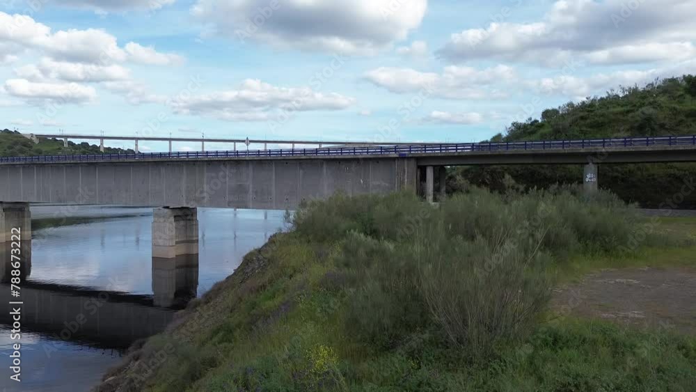Vídeo Ascenso puente ferrocarril, río Almonte Vídeo Ascenso puente ferrocarril, río Almonte