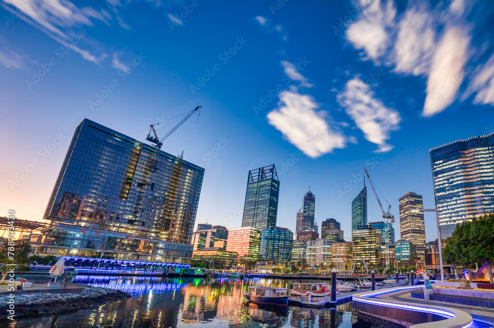 Obraz premium Perth, Australia - August 31, 2023: Bridge and skyscrapers of Elizabeth Quay at sunset, Perth