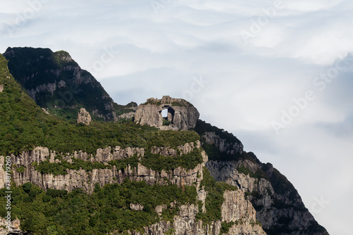 nuvens brancas no vale e a Pedra Furada - Morro da Igreja - Urubici - Serra Catarinense - Serra Geral - Santa Catarina - Brasil