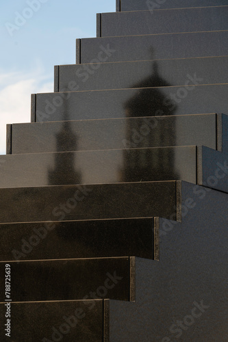 Schody, pomnik Ofiar Tragedii Smoleńskiej 2010 roku. Monument znajdujący się na placu marsz. Józefa Piłsudskiego w Warszawie, upamiętniający 96 ofiar katastrofy polskiego Tu-154M w Smoleńsku z 2010