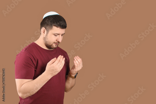 Young Jewish man in hat pra...