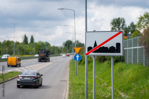 obszar zabudowany - przepisy drogowe w polsce-  duże kary finansowe - mandat  photo