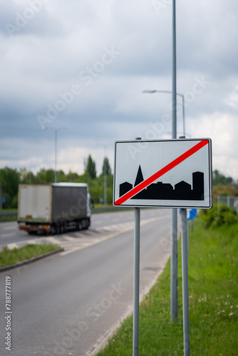obszar zabudowany - przepisy drogowe w polsce- duże kary finansowe - mandat 