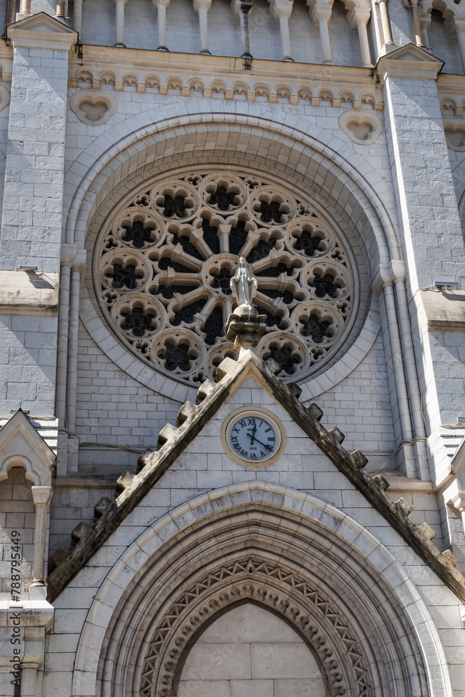 Obraz premium Roman Catholic Basilica of Notre Dame de Nice (Basilique de Notre-Dame-de-l'Assomption de Nice, 1864 -1868) on the Avenue Jean Medecin in the center of Nice. Nice, France.