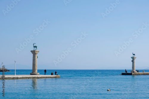 Säulen mit Elafina und Elafos, Hafeneinfahrt Mandraki Hafen, Rhodos