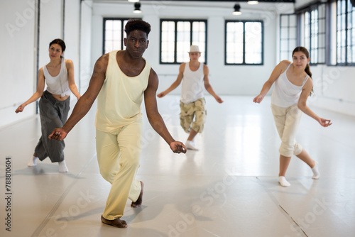 Canvas Print Group of dancers training twist dance moves in ball room