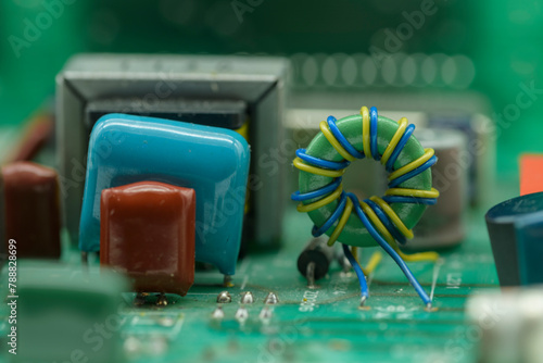 Inductor de toroide y componentes electrónicos en circuito verde
