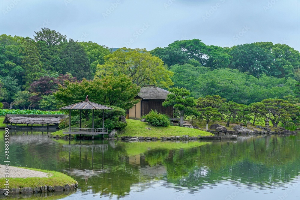 静寂に包まれた日本庭園の春の情景