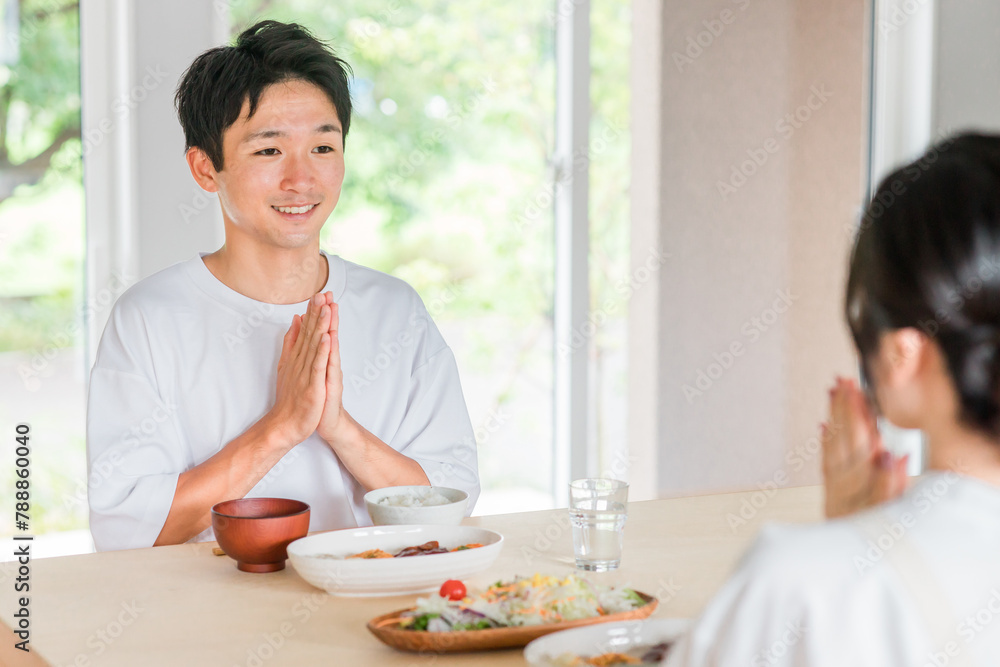 家で食事・ご飯を食べる夫婦・男性と女性(新婚・結婚生活・いただきます・挨拶)
家で食事・ご飯を食べる夫婦・男性と女性(新婚・結婚生活・いただきます・挨拶)