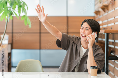 Photos カフェでデートの待ち合わせするアジア人男性