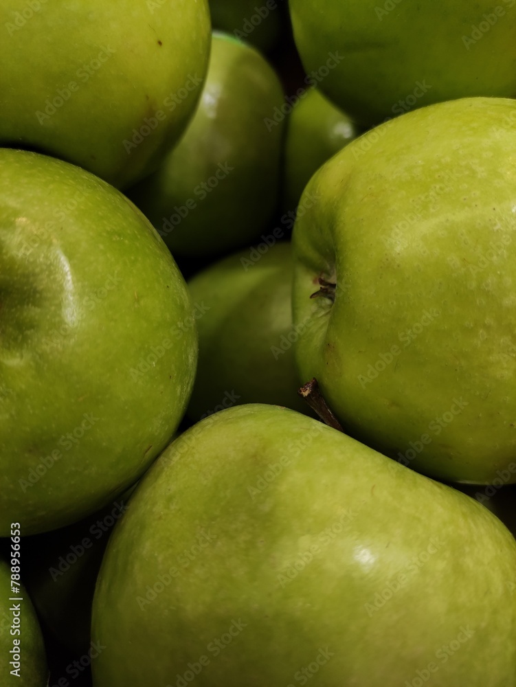 green apples in a market,manzanas verdes en un mercado
green apples in a market,manzanas verdes en un mercado