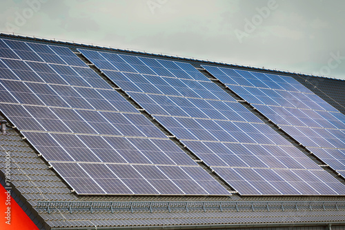 Panele solarne na dachu budynku. Ekologia. 