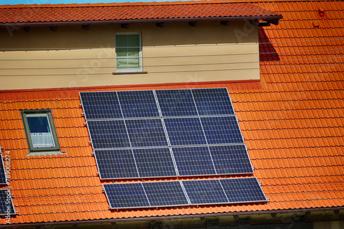 Panele solarne na dachu budynku. Ekologia.  photo
