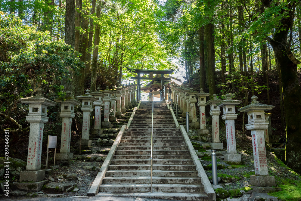 三峯神社奥宮遥拝殿へ続く階段　埼玉県秩父市
