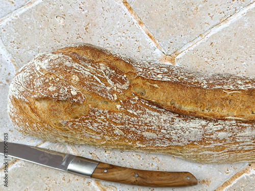 baguette de pain, en gros plan, sur une table	