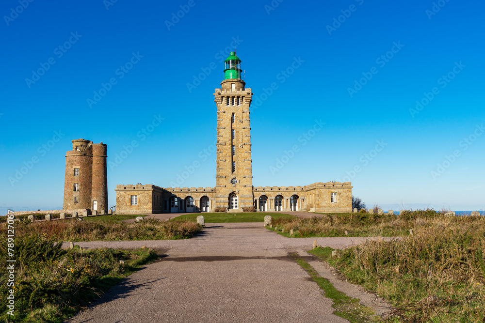 Sous un ciel azuré, le phare du cap Fréhel, fier gardien des mers, domine les côtes d'Armor.,