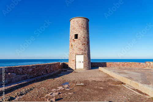 Surplombant la falaise du Cap Fréhel, l'ancien bâtiment abritant la corne de brume révèle l'empreinte indélébile de l'histoire maritime des Côtes d'Armor photo