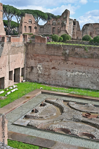 Roma, le antiche rovine e ruderi del colle Palatino photo