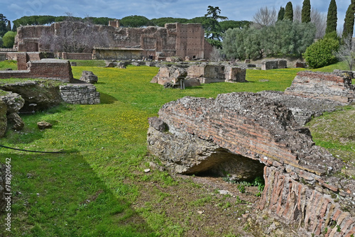 Roma, le antiche rovine e ruderi del colle Palatino photo