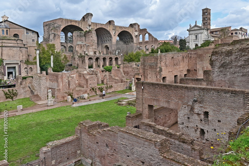 Roma, le antiche rovine e ruderi dei Fori Imperiali e la Basilica di Massenzio photo