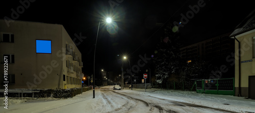 Miasto zimą. Na ulicach miasta w śniegu w nocy. Ulice mojego miasta są pokryte śniegiem o północy w listopadową noc, oświetlone światłem latarni ulicznych.