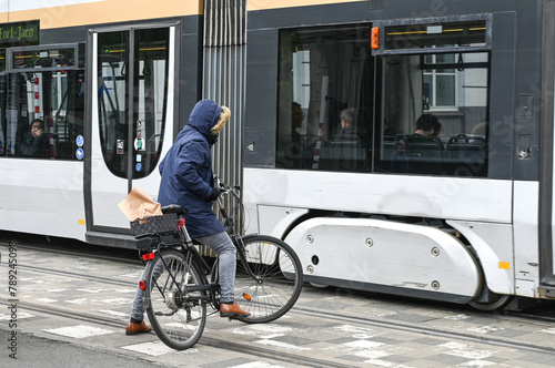 Transport mobilité Bruxelles cycliste velo tram photo