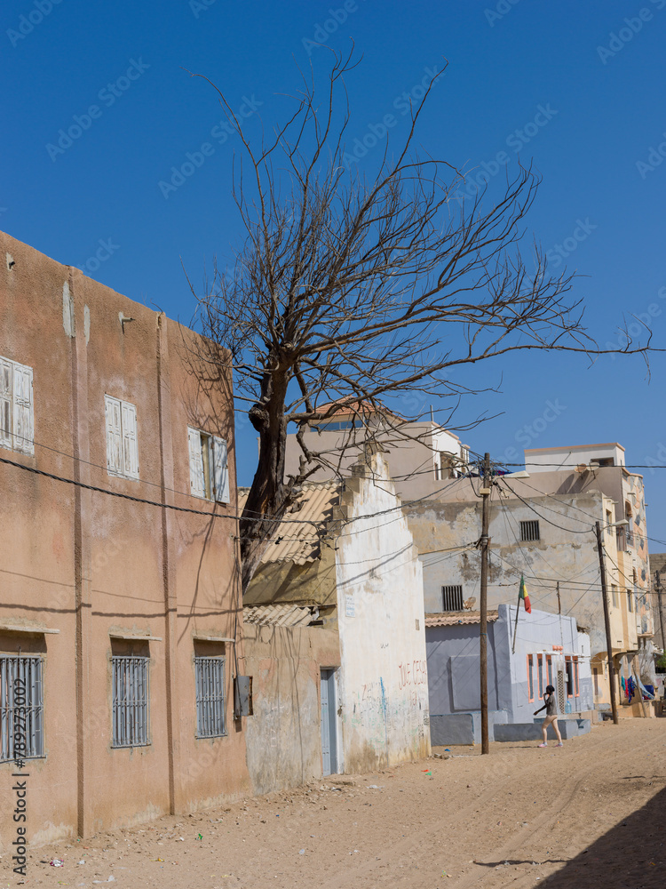 Anciens bâtiments dans la vieille ville de Saint Louis du Sénégal en Afrique