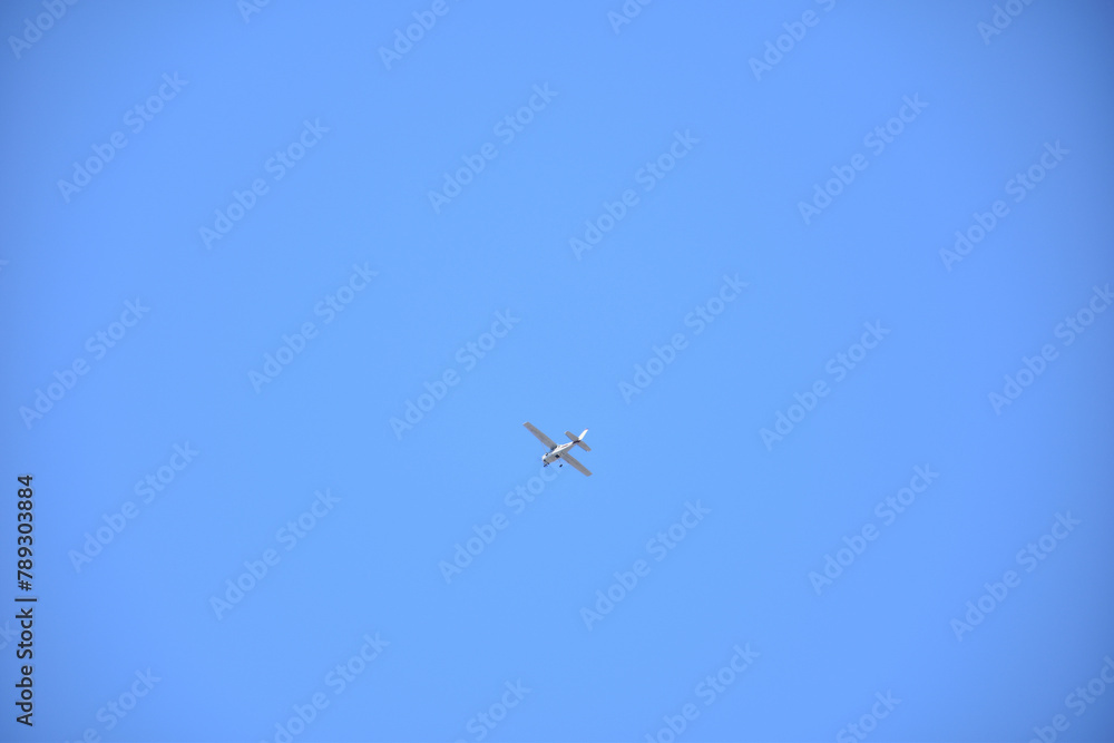 雲のない大空を飛ぶ飛行機 雲のない大空を飛ぶ飛行機