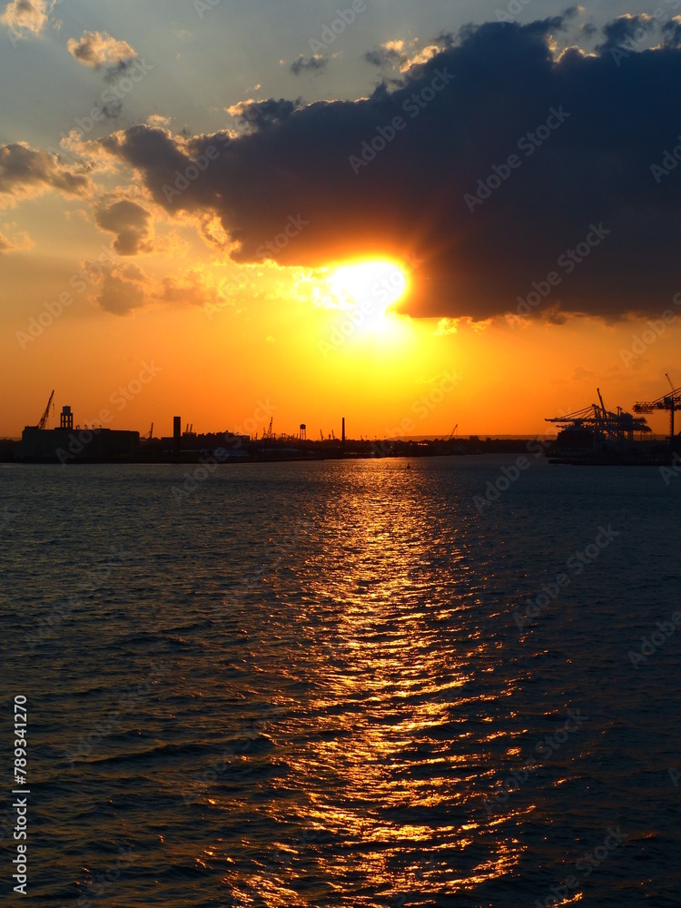 Coucher de soleil sur un port