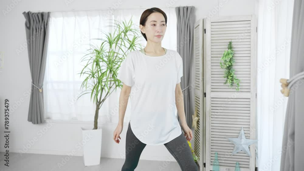 ヨガのポージングをする若い女性 ビューティーイメージ ヨガのポージングをする若い女性 ビューティーイメージ