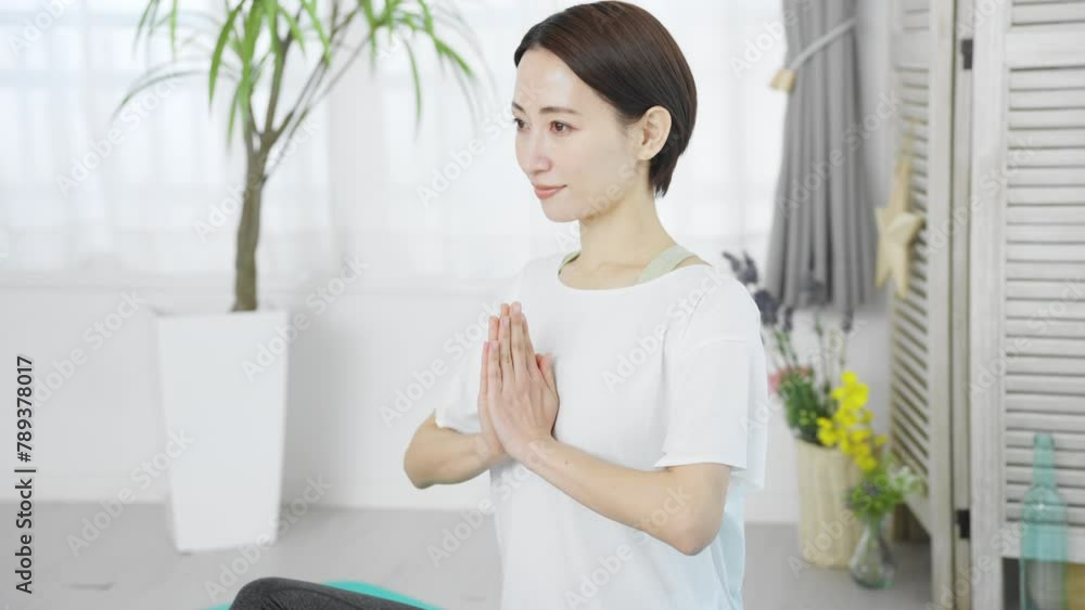 ヨガのポージングをする若い女性 ビューティーイメージ ヨガのポージングをする若い女性 ビューティーイメージ