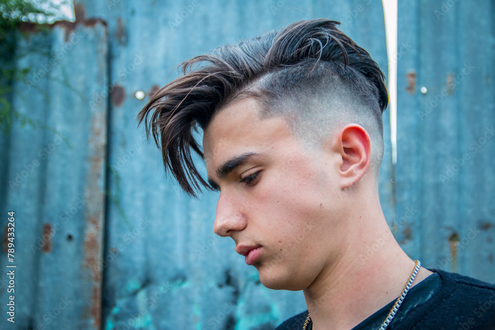 Chico luciendo corte de pelo Chico luciendo corte de pelo