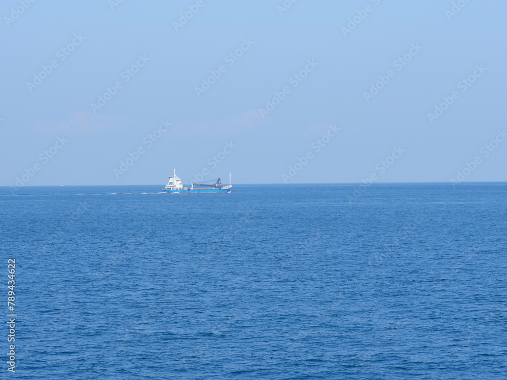 青い海と空と船