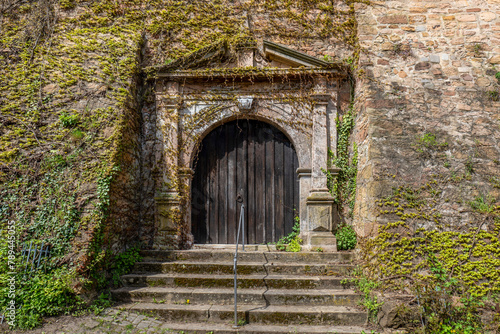 Tor in der Mauer auf dem Weg zum Landgrafenschloss über der Altstadt von Marburg