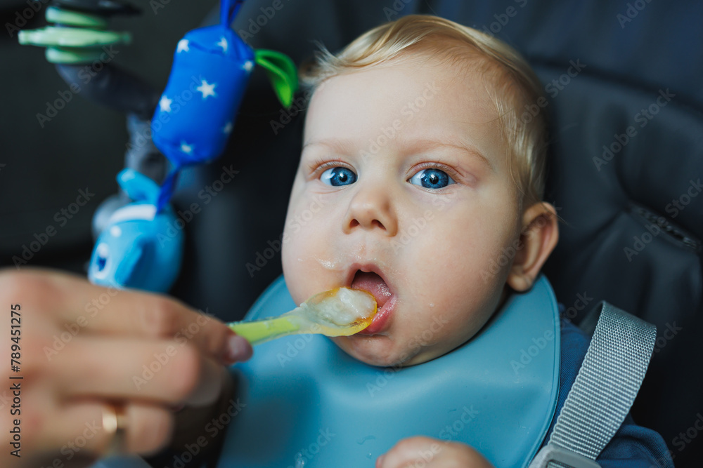 The first feeding of the baby is pureed complementary food. Baby food