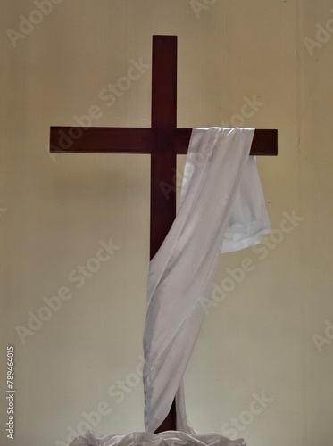 Croix en bois drapée d'un tissus blanc (symbole de la résurrection)