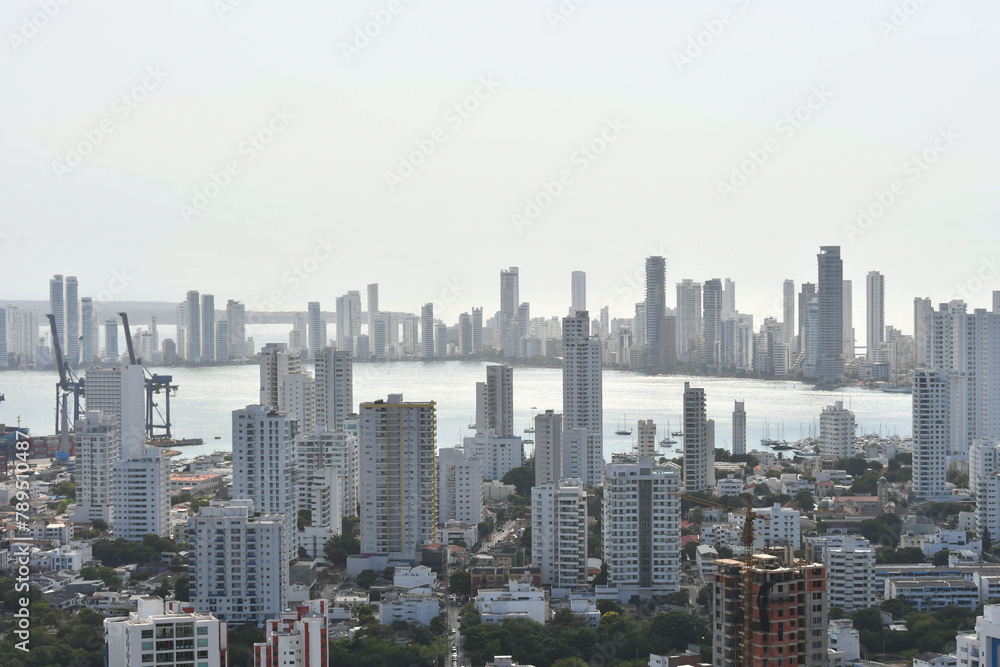 Bahía de Cartagena, rodeada por edificios, paisaje urbano.