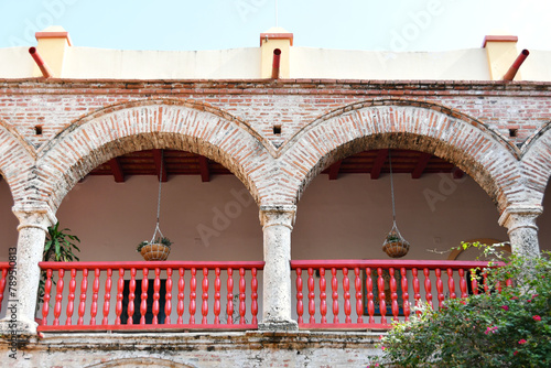 Arcos coloniales dentro del Convento en el Cerro de La Popa. Cartagena de Indias, Colombia.